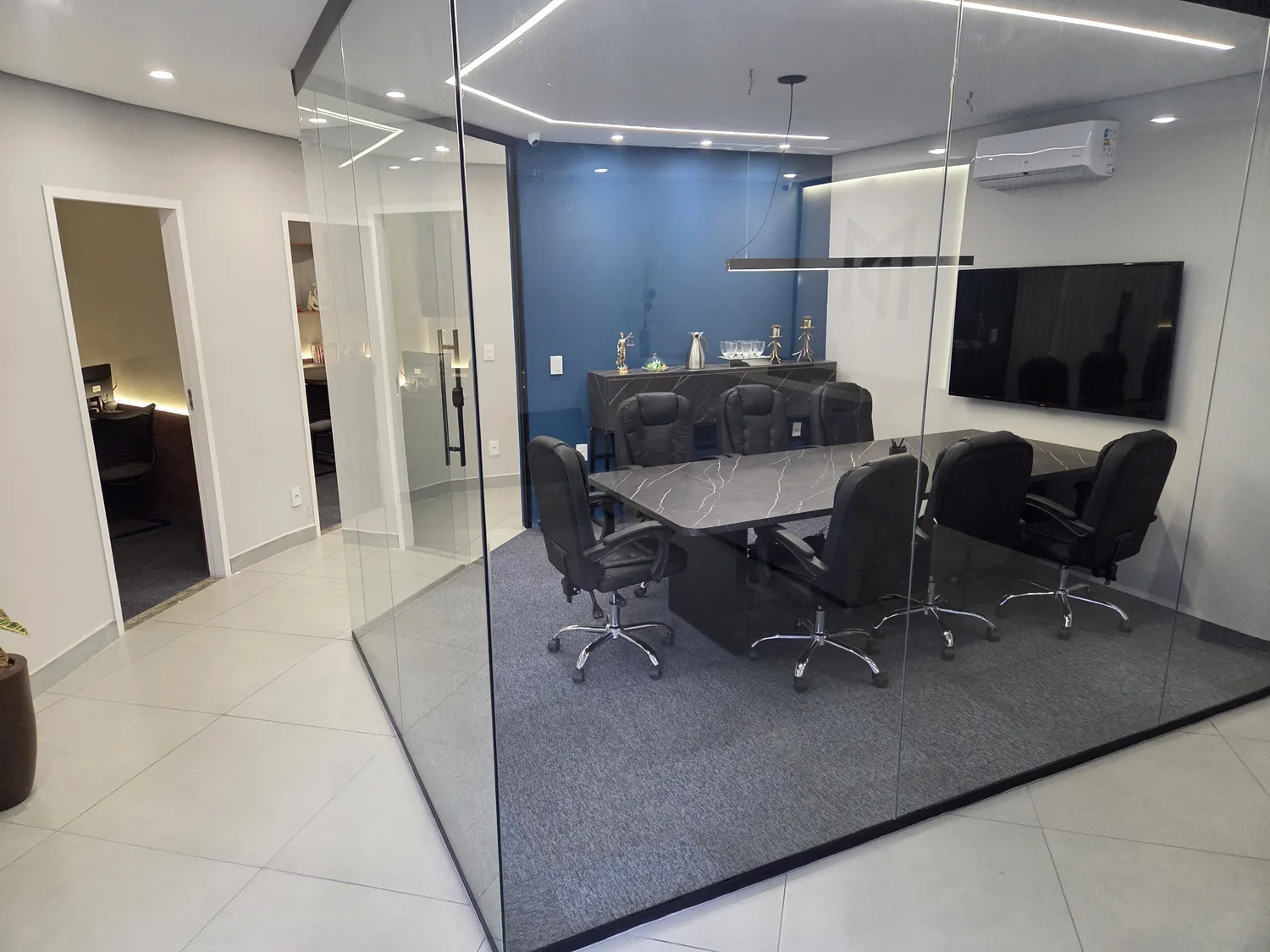 Sala de reunião com mesa de reuniões